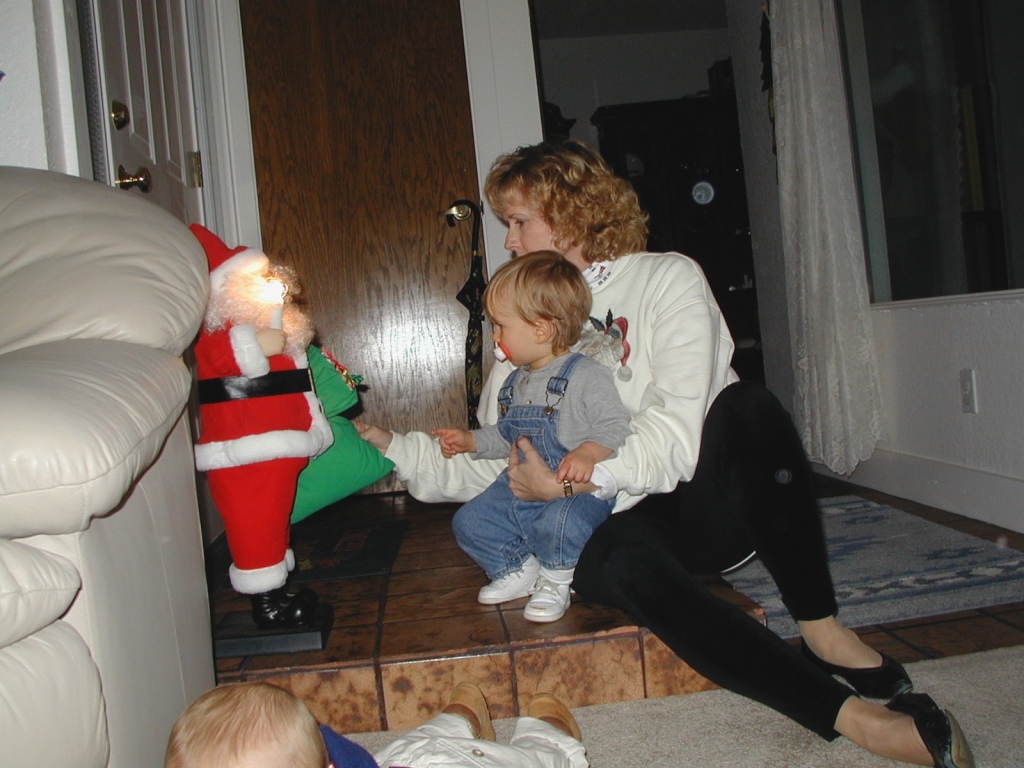 Hildebrand Christmas ScreenSaver/1024x768_2000-12-02  Chance-Janeen-Santa-2.jpg